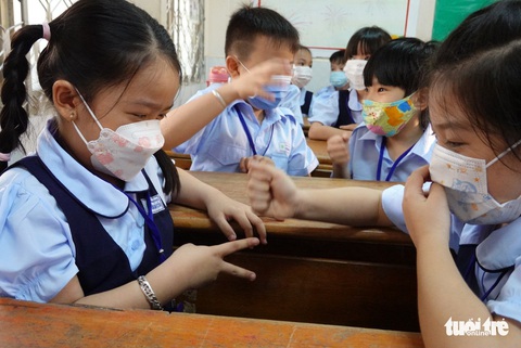 Học sinh F1 ở nhà khi lớp có F0, có cần phải thế? - Ảnh 1. Học sinh F1 ở nhà khi lớp có F0, có cần phải thế? - Ảnh 1.