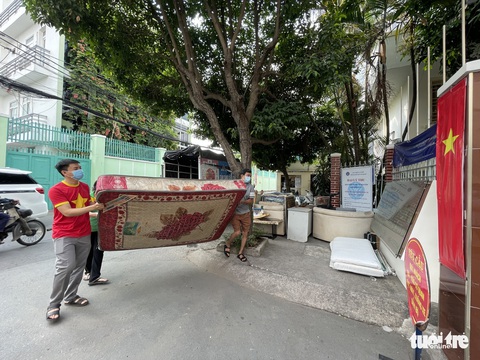 Người dân TP.HCM thi nhau gom rác sau lời kêu gọi mang rác lên phường, đừng mang rác ra đường - Ảnh 7. Người dân TP.HCM thi nhau gom rác sau lời kêu gọi mang rác lên phường, đừng mang rác ra đường - Ảnh 7.