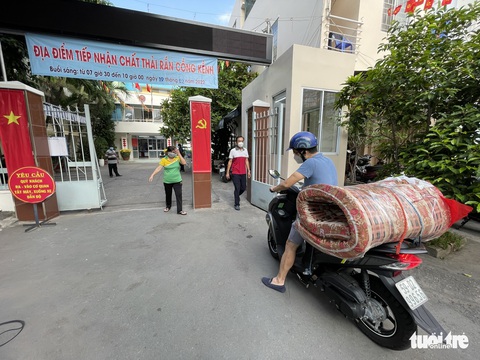 Người dân TP.HCM thi nhau gom rác sau lời kêu gọi mang rác lên phường, đừng mang rác ra đường - Ảnh 4. Người dân TP.HCM thi nhau gom rác sau lời kêu gọi mang rác lên phường, đừng mang rác ra đường - Ảnh 4.