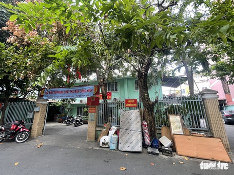 Người dân TP.HCM thi nhau gom rác sau lời kêu gọi mang rác lên phường, đừng mang rác ra đường - Ảnh 3. Người dân TP.HCM thi nhau gom rác sau lời kêu gọi mang rác lên phường, đừng mang rác ra đường - Ảnh 3.