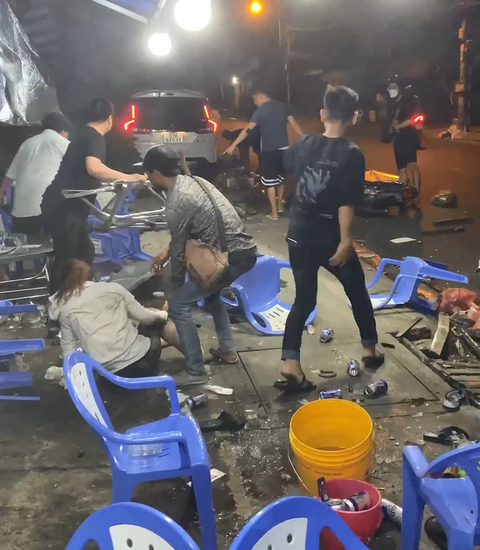 Ôtô lao vào quán nhậu vỉa hè, 3 người bị thương - Ảnh 1. Ôtô lao vào quán nhậu vỉa hè, 3 người bị thương - Ảnh 1.