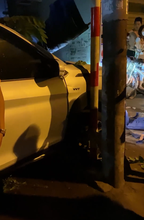 Ôtô lao vào quán nhậu vỉa hè, 3 người bị thương - Ảnh 2. Ôtô lao vào quán nhậu vỉa hè, 3 người bị thương - Ảnh 2.
