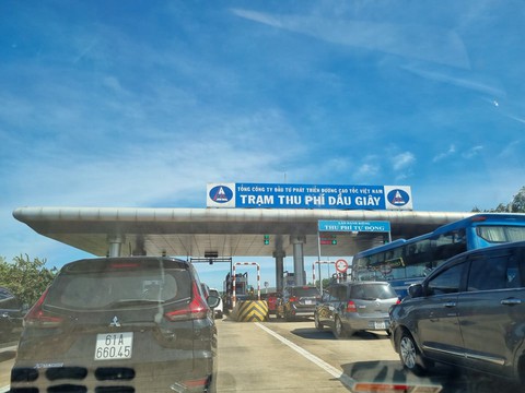 Xe tăng đột biến, cao tốc TP.HCM - Long Thành - Dầu Giây ùn ứ - Ảnh 2.