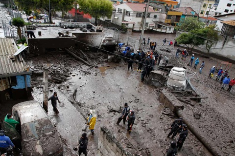 Sóng bùn cao 3 mét ở thủ đô Ecuador, 24 người thiệt mạng - Ảnh 3. Sóng bùn cao 3 mét ở thủ đô Ecuador, 24 người thiệt mạng - Ảnh 3.