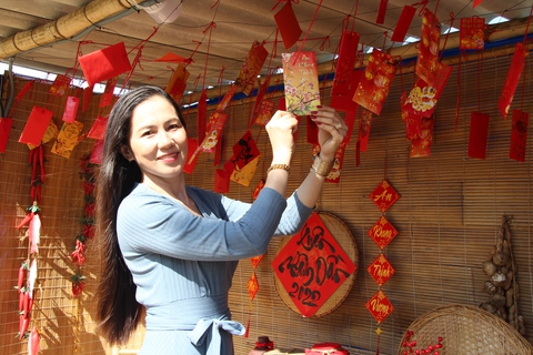Khách du xuân thích thú chụp ảnh ở Phố hoa ngoại thành Hậu Giang - Ảnh 2. Khách du xuân thích thú chụp ảnh ở Phố hoa ngoại thành Hậu Giang - Ảnh 2.