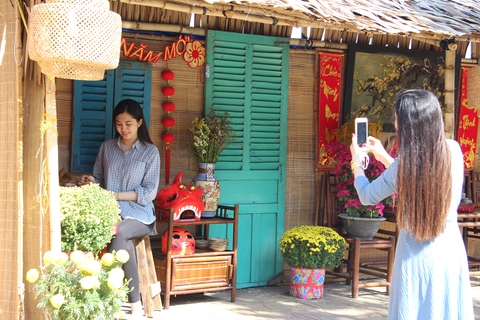 Khách du xuân thích thú chụp ảnh ở Phố hoa ngoại thành Hậu Giang - Ảnh 3. Khách du xuân thích thú chụp ảnh ở Phố hoa ngoại thành Hậu Giang - Ảnh 3.