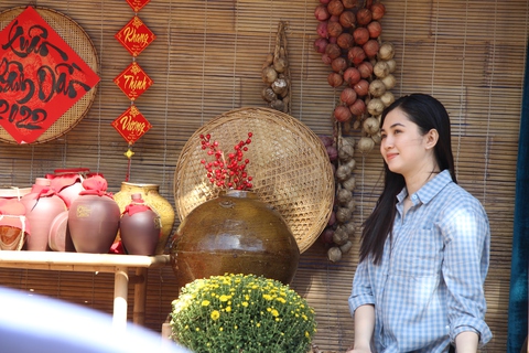 Khách du xuân thích thú chụp ảnh ở Phố hoa ngoại thành Hậu Giang - Ảnh 1. Khách du xuân thích thú chụp ảnh ở Phố hoa ngoại thành Hậu Giang - Ảnh 1.