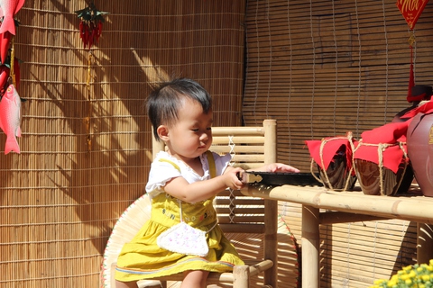 Khách du xuân thích thú chụp ảnh ở Phố hoa ngoại thành Hậu Giang - Ảnh 5. Khách du xuân thích thú chụp ảnh ở Phố hoa ngoại thành Hậu Giang - Ảnh 5.