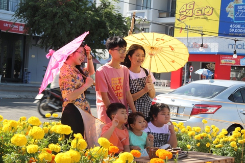 Khách du xuân thích thú chụp ảnh ở Phố hoa ngoại thành Hậu Giang - Ảnh 6. Khách du xuân thích thú chụp ảnh ở Phố hoa ngoại thành Hậu Giang - Ảnh 6.