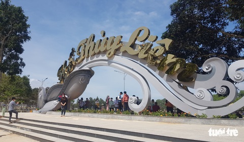 Đợi gần 2 tiếng đồng hồ để đi cáp treo lên đỉnh nóc nhà miền Tây - Ảnh 5. Đợi gần 2 tiếng đồng hồ để đi cáp treo lên đỉnh nóc nhà miền Tây - Ảnh 5.
