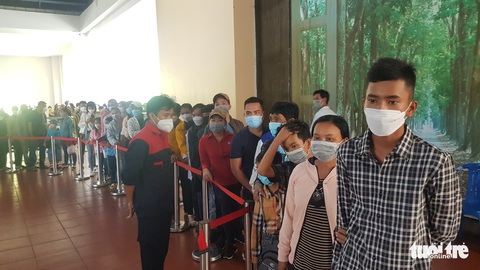 Đợi gần 2 tiếng đồng hồ để đi cáp treo lên đỉnh nóc nhà miền Tây - Ảnh 10. Đợi gần 2 tiếng đồng hồ để đi cáp treo lên đỉnh nóc nhà miền Tây - Ảnh 10.