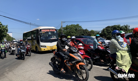 Xe cộ tăng đột biến, đường về miền Tây và cầu Rạch Miễu ùn ứ nghiêm trọng - Ảnh 3. Xe cộ tăng đột biến, đường về miền Tây và cầu Rạch Miễu ùn ứ nghiêm trọng - Ảnh 3.