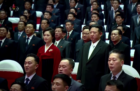 Vợ ông Kim Jong Un xuất hiện cùng chồng đi xem văn nghệ - Ảnh 1. Vợ ông Kim Jong Un xuất hiện cùng chồng đi xem văn nghệ - Ảnh 1.