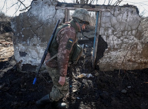Reuters: Gần 2.000 vi phạm lệnh ngừng bắn ở miền đông Ukraine trong ngày 19-2 - Ảnh 1. Reuters: Gần 2.000 vi phạm lệnh ngừng bắn ở miền đông Ukraine trong ngày 19-2 - Ảnh 1.