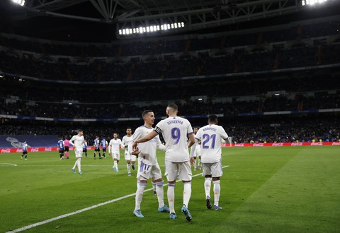 Benzema tỏa sáng giúp Real Madrid thẳng tiến đến ngôi vô địch - Ảnh 1. Benzema tỏa sáng giúp Real Madrid thẳng tiến đến ngôi vô địch - Ảnh 1.