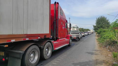 Du khách ghé chùa Chén Kiểu đông nghịt, xe cộ nối đuôi bò trên quốc lộ 1 - Ảnh 1. Du khách ghé chùa Chén Kiểu đông nghịt, xe cộ nối đuôi bò trên quốc lộ 1 - Ảnh 1.