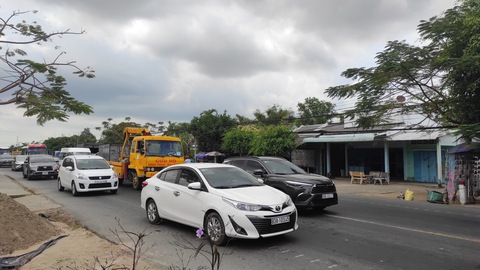 Du khách ghé chùa Chén Kiểu đông nghịt, xe cộ nối đuôi bò trên quốc lộ 1 - Ảnh 2. Du khách ghé chùa Chén Kiểu đông nghịt, xe cộ nối đuôi bò trên quốc lộ 1 - Ảnh 2.
