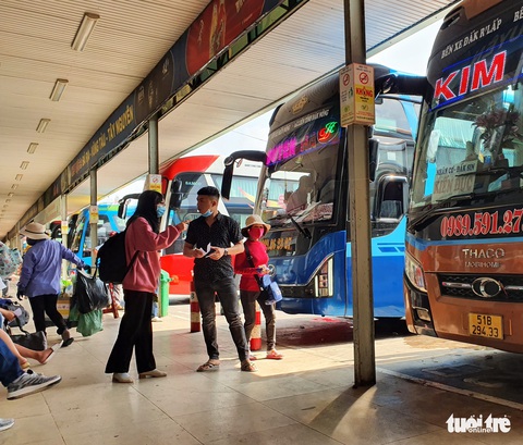 Giá xăng dầu tăng mạnh, nhà xe tăng giá vì chịu không nổi - Ảnh 1. Giá xăng dầu tăng mạnh, nhà xe tăng giá vì chịu không nổi - Ảnh 1.