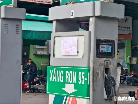 TP.HCM: Người dân dắt xe lòng vòng vì ‘hết xăng, còn dầu’ - Ảnh 12. TP.HCM: Người dân dắt xe lòng vòng vì ‘hết xăng, còn dầu’ - Ảnh 12.