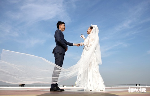 Đám cưới đặc biệt của 20 cặp đôi nhân viên y tế sau nhiều tháng hoãn để chống dịch - Ảnh 8. Đám cưới đặc biệt của 20 cặp đôi nhân viên y tế sau nhiều tháng hoãn để chống dịch - Ảnh 8.