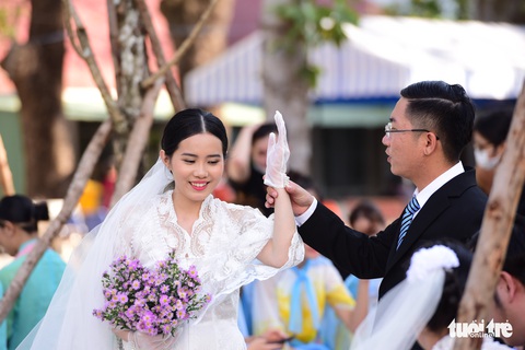 Đám cưới đặc biệt của 20 cặp đôi nhân viên y tế sau nhiều tháng hoãn để chống dịch - Ảnh 6. Đám cưới đặc biệt của 20 cặp đôi nhân viên y tế sau nhiều tháng hoãn để chống dịch - Ảnh 6.