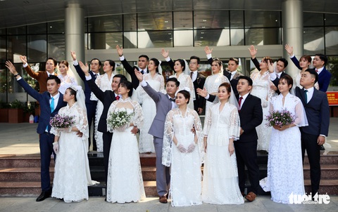 Đám cưới đặc biệt của 20 cặp đôi nhân viên y tế sau nhiều tháng hoãn để chống dịch - Ảnh 1. Đám cưới đặc biệt của 20 cặp đôi nhân viên y tế sau nhiều tháng hoãn để chống dịch - Ảnh 1.