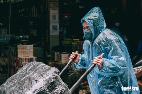 Người lao động ở Hà Nội trùm áo mưa, đốt lửa chống rét để mưu sinh - Ảnh 8. Người lao động ở Hà Nội trùm áo mưa, đốt lửa chống rét để mưu sinh - Ảnh 8.