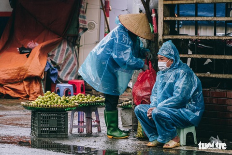 Người lao động ở Hà Nội trùm áo mưa, đốt lửa chống rét để mưu sinh - Ảnh 10. Người lao động ở Hà Nội trùm áo mưa, đốt lửa chống rét để mưu sinh - Ảnh 10.