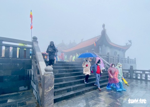 Mưa rét thấu xương, du khách đổ lên Sa Pa, Fansipan săn băng tuyết - Ảnh 12. Mưa rét thấu xương, du khách đổ lên Sa Pa, Fansipan săn băng tuyết - Ảnh 12.