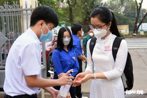 COVID-19 phức tạp, một số địa phương cho học sinh quay lại học trực tuyến - Ảnh 1. COVID-19 phức tạp, một số địa phương cho học sinh quay lại học trực tuyến - Ảnh 1.
