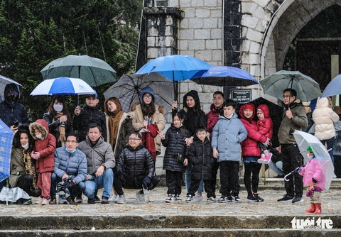 Mưa rét thấu xương, du khách đổ lên Sa Pa, Fansipan săn băng tuyết - Ảnh 10. Mưa rét thấu xương, du khách đổ lên Sa Pa, Fansipan săn băng tuyết - Ảnh 10.