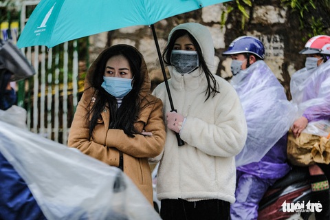 Mưa rét thấu xương, du khách đổ lên Sa Pa, Fansipan săn băng tuyết - Ảnh 7. Mưa rét thấu xương, du khách đổ lên Sa Pa, Fansipan săn băng tuyết - Ảnh 7.