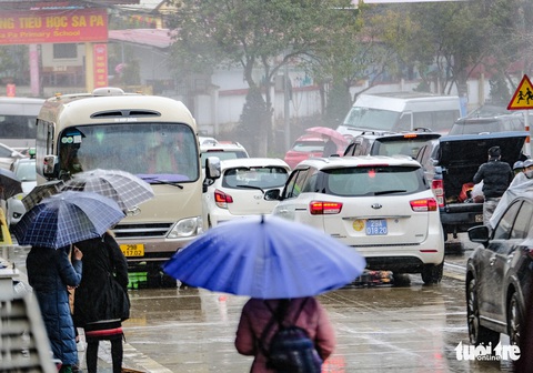 Mưa rét thấu xương, du khách đổ lên Sa Pa, Fansipan săn băng tuyết - Ảnh 4. Mưa rét thấu xương, du khách đổ lên Sa Pa, Fansipan săn băng tuyết - Ảnh 4.
