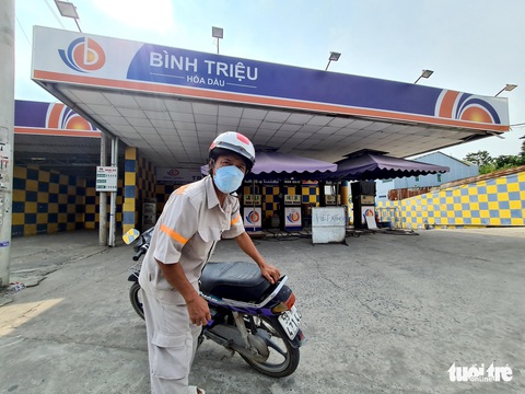 TP.HCM: Người dân dắt xe lòng vòng vì ‘hết xăng, còn dầu’ - Ảnh 1. TP.HCM: Người dân dắt xe lòng vòng vì ‘hết xăng, còn dầu’ - Ảnh 1.