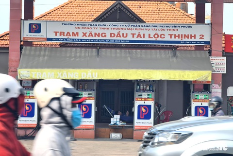 TP.HCM: Người dân dắt xe lòng vòng vì ‘hết xăng, còn dầu’ - Ảnh 7. TP.HCM: Người dân dắt xe lòng vòng vì ‘hết xăng, còn dầu’ - Ảnh 7.