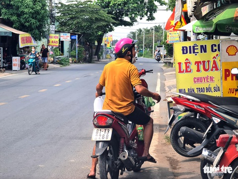 TP.HCM: Người dân dắt xe lòng vòng vì ‘hết xăng, còn dầu’ - Ảnh 9. TP.HCM: Người dân dắt xe lòng vòng vì ‘hết xăng, còn dầu’ - Ảnh 9.
