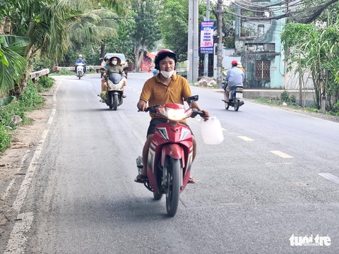TP.HCM: Người dân dắt xe lòng vòng vì ‘hết xăng, còn dầu’ - Ảnh 8. TP.HCM: Người dân dắt xe lòng vòng vì ‘hết xăng, còn dầu’ - Ảnh 8.
