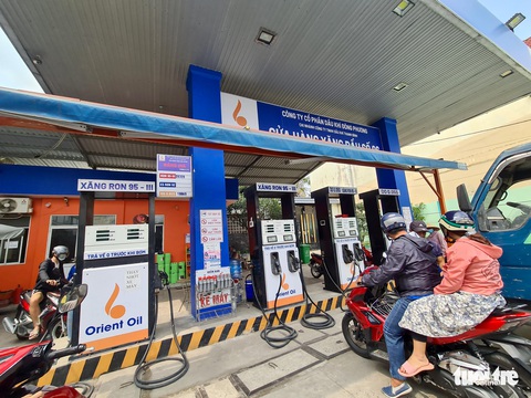 TP.HCM: Người dân dắt xe lòng vòng vì ‘hết xăng, còn dầu’ - Ảnh 2. TP.HCM: Người dân dắt xe lòng vòng vì ‘hết xăng, còn dầu’ - Ảnh 2.