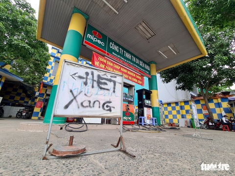 TP.HCM: Người dân dắt xe lòng vòng vì ‘hết xăng, còn dầu’ - Ảnh 11. TP.HCM: Người dân dắt xe lòng vòng vì ‘hết xăng, còn dầu’ - Ảnh 11.