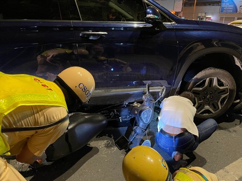 Ôtô 7 chỗ tông nhiều xe máy đang dừng đèn đỏ - Ảnh 3. Ôtô 7 chỗ tông nhiều xe máy đang dừng đèn đỏ - Ảnh 3.
