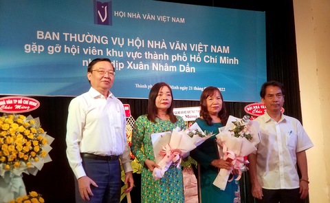 Hai nhà thơ TP.HCM nhận giải Ấn tượng của Hội Nhà văn Việt Nam - Ảnh 1. Hai nhà thơ TP.HCM nhận giải Ấn tượng của Hội Nhà văn Việt Nam - Ảnh 1.