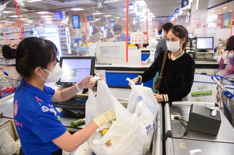 Bán lẻ chiến đấu với các đợt tăng giá hàng hóa - Ảnh 1. Bán lẻ chiến đấu với các đợt tăng giá hàng hóa - Ảnh 1.