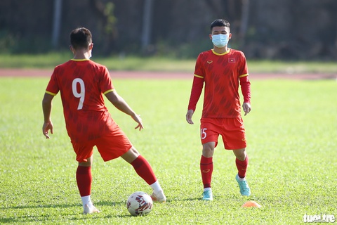 15/27 cầu thủ tuyển U23 Việt Nam đeo khẩu trang ra sân tập luyện - Ảnh 4. 15/27 cầu thủ tuyển U23 Việt Nam đeo khẩu trang ra sân tập luyện - Ảnh 4.