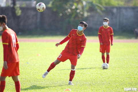 15/27 cầu thủ tuyển U23 Việt Nam đeo khẩu trang ra sân tập luyện - Ảnh 2. 15/27 cầu thủ tuyển U23 Việt Nam đeo khẩu trang ra sân tập luyện - Ảnh 2.