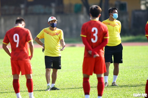 15/27 cầu thủ tuyển U23 Việt Nam đeo khẩu trang ra sân tập luyện - Ảnh 8. 15/27 cầu thủ tuyển U23 Việt Nam đeo khẩu trang ra sân tập luyện - Ảnh 8.