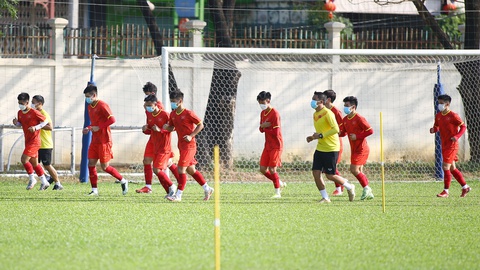 15/27 cầu thủ tuyển U23 Việt Nam đeo khẩu trang ra sân tập luyện - Ảnh 6. 15/27 cầu thủ tuyển U23 Việt Nam đeo khẩu trang ra sân tập luyện - Ảnh 6.