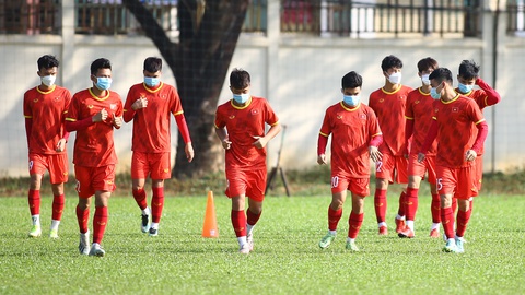 15/27 cầu thủ tuyển U23 Việt Nam đeo khẩu trang ra sân tập luyện - Ảnh 1. 15/27 cầu thủ tuyển U23 Việt Nam đeo khẩu trang ra sân tập luyện - Ảnh 1.