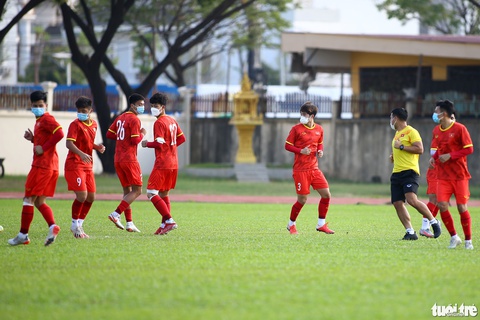 15/27 cầu thủ tuyển U23 Việt Nam đeo khẩu trang ra sân tập luyện - Ảnh 7. 15/27 cầu thủ tuyển U23 Việt Nam đeo khẩu trang ra sân tập luyện - Ảnh 7.
