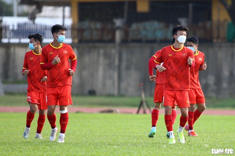 15/27 cầu thủ tuyển U23 Việt Nam đeo khẩu trang ra sân tập luyện - Ảnh 10. 15/27 cầu thủ tuyển U23 Việt Nam đeo khẩu trang ra sân tập luyện - Ảnh 10.