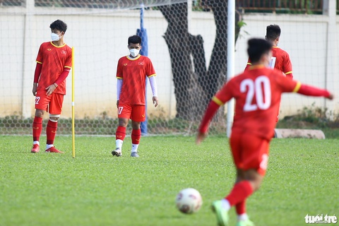 15/27 cầu thủ tuyển U23 Việt Nam đeo khẩu trang ra sân tập luyện - Ảnh 9. 15/27 cầu thủ tuyển U23 Việt Nam đeo khẩu trang ra sân tập luyện - Ảnh 9.